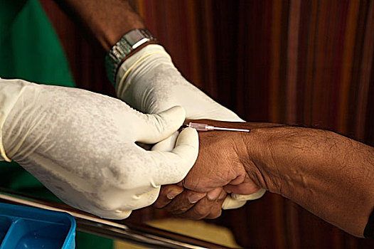 训练,医疗人员,血,针,手腕,病人,医院,卡拉奇,巴基斯坦,九月,2006年