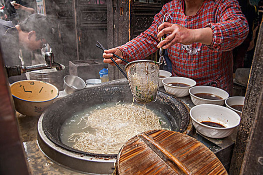 镇江西津渡古街头的美食,锅盖面