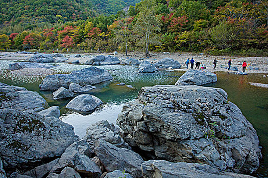 河道,河床,断流,干涸,旱季,石头,河卵石,倒影,植被,自然,风光,本溪,湖里村,秋季,红叶