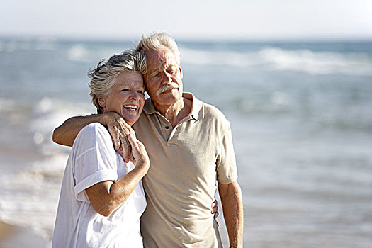 相爱,老年,夫妻,愉悦,微笑,高兴,搂抱,海滩,海洋,风,夏天,养老金,退休,人,两个,老,老人,情侣,一对,退休老人,休闲服,倚靠,海滩漫步