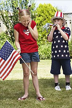 女孩,拿着,美国国旗,男孩,戴着,星条旗,上面,帽子,吹,噪音源,喇叭