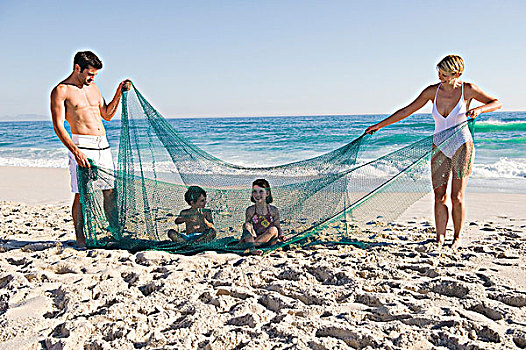 家庭,玩,渔网,海滩