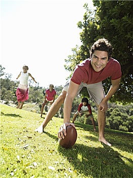 家庭,玩,美式橄榄球,公园,聚焦,男人,前景,贴地拍摄,倾斜