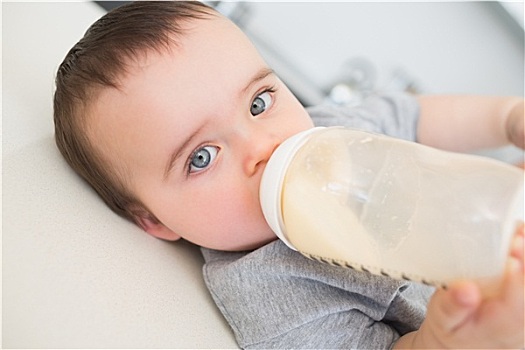 婴儿,喝,牛奶,躺着,台案