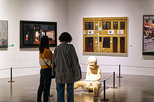 参观油画艺术展览