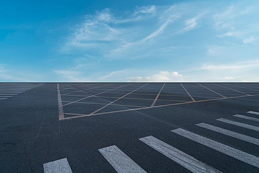 道路广场地砖和天空云彩景观