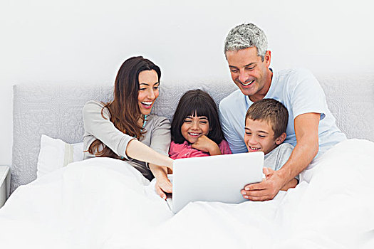 家庭,卧,床上,笔记本电脑,在家