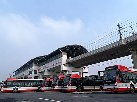 上海地铁站与公交车站