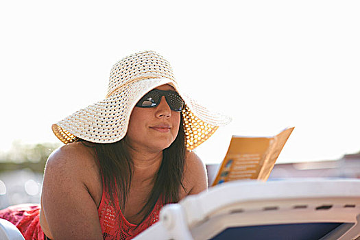 成年,女人,躺着,池边,躺椅,读,旅游指南,迪拜,阿联酋