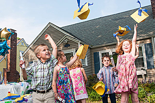 一群孩子,幼儿园,毕业,投掷,纸,学位帽,空中