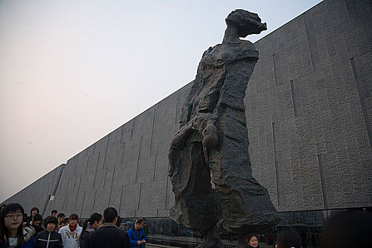 江苏南京大屠杀纪念馆前的雕塑