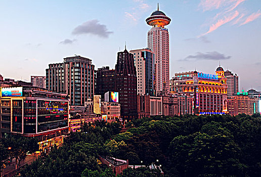 上海南京西路国际饭店,大光明电影院,金门饭店,新世界丽笙大酒店和新世界百货商场