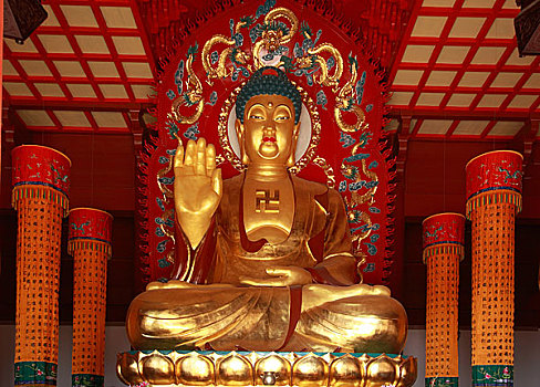 秦皇岛祖山寺庙内的佛像