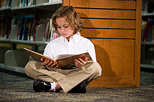 小学,男孩,坐,图书馆,地面,读