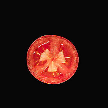 一半,西红柿,黑色背景