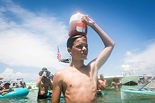 少男,水中,拿着,果汁,纸盒,顶着,岛屿,海岸,墨西哥湾,美国