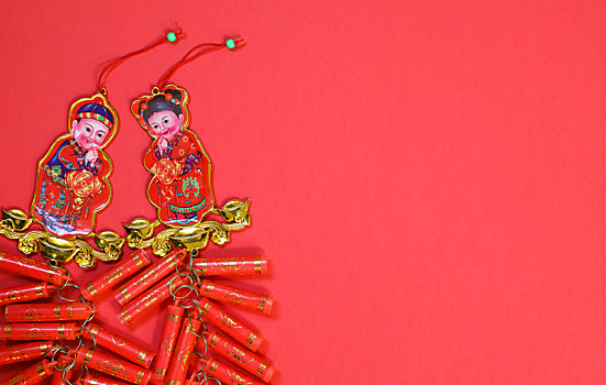 红色背景留白的中国新年传统装饰品静物