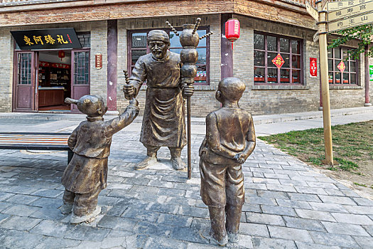 中国山东省聊城市东阿阿胶城街头的民俗雕塑