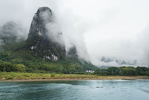 烟雨中的中国桂林漓江山水风光