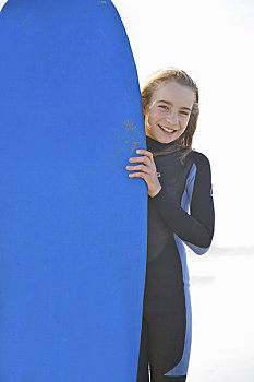 微笑,女孩,拿着,冲浪板,竖立