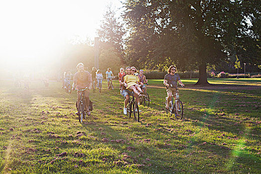 人群,成年,朋友,到达,自行车,日落,公园,聚会