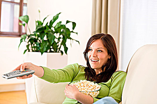 女人,看电视,爆米花,客厅,拿着,遥控器