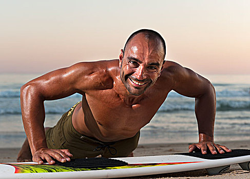 一个,男人,靠着,冲浪板,海滩,安达卢西亚,西班牙