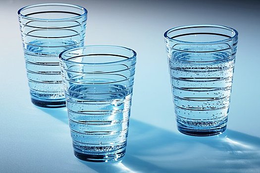 三个,玻璃杯,矿泉水