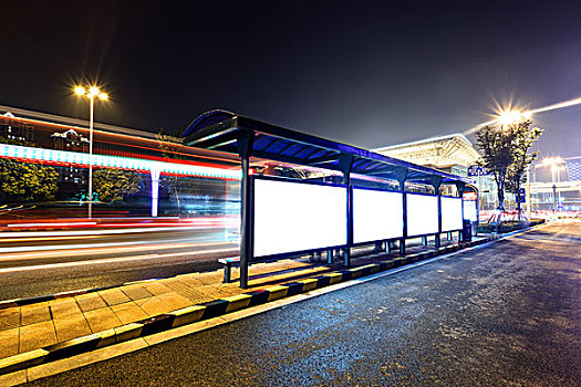 公交车站,靠近,道路,夜晚