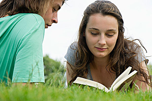 年轻,情侣,读,书本,一起,户外