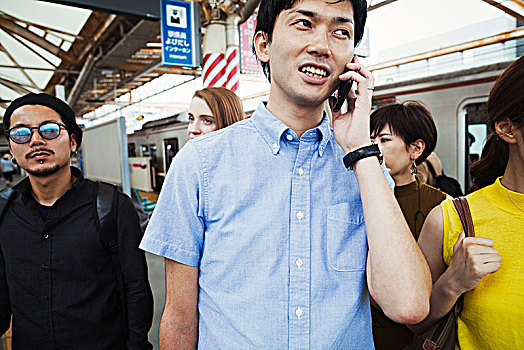 几个人,站立,站台,地铁站,东京,通勤,男人,智能手机