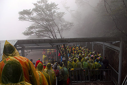 雨雾天黄山索道站等待下山的人