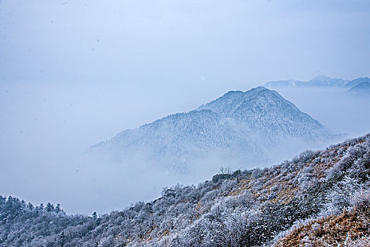 四川大邑县西岭雪山日月坪的群山原野