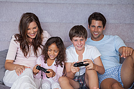 微笑,家庭,玩电玩,床