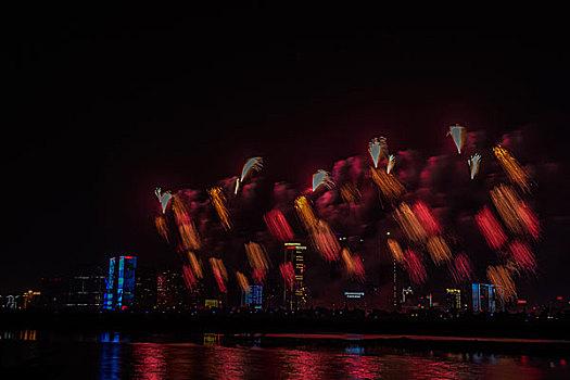 烟花,建筑群,河流,夜景,水,灯,节日