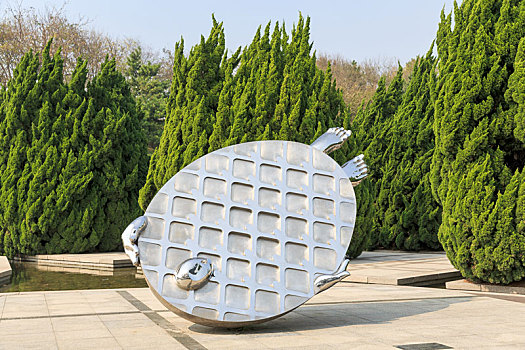 中国山东省青岛雕塑园内飘移的平台雕塑