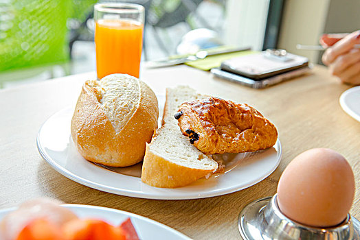 明亮朝气健康的早餐,生食蔬菜沙啦,乳酪奶昔,西式炒蛋搭配原味面包