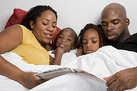 家庭,四个,卧,床上,读,书本