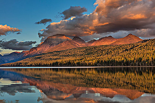 落日余晖,秋天,树,上方,湖,冰川国家公园,蒙大拿,美国,大幅,尺寸