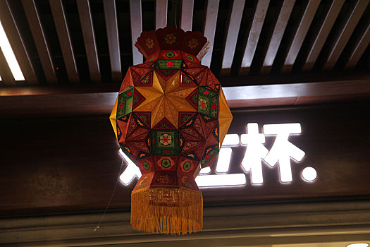 福建泉州,中山路上张灯结彩的传统灯笼