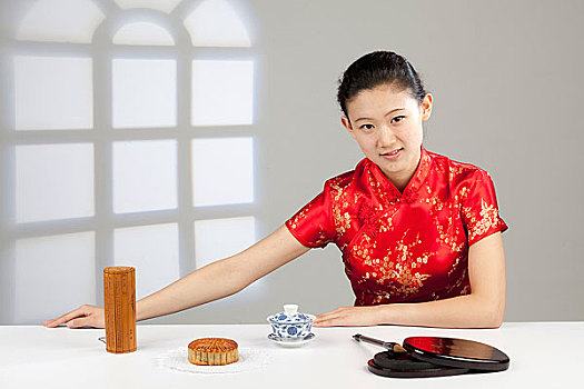 坐在桌边的中国女子