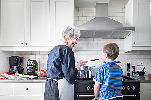 祖母,孙子,做饭,在家
