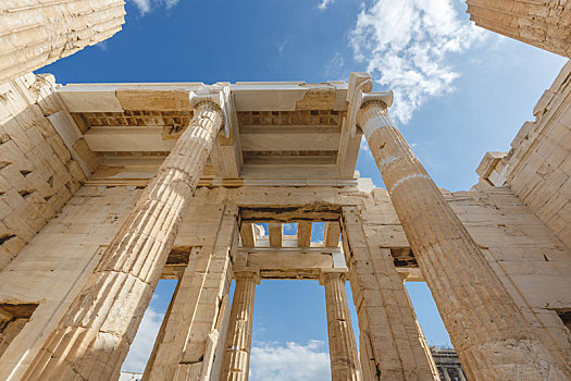 古希腊雅典卫城中的神庙遗址和石柱废墟等壮观景象