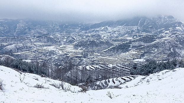 云南昭通大山包冬季雪山蜿蜒田野