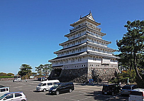 日本长崎县岛原市岛原城天守阁,一楼是天主教史料室,二楼是故乡史料室,三楼是民俗史料室,四楼是足休息室兼观光角,五楼设有瞭望室