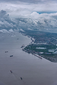 航拍上海长江入海口的港口码头