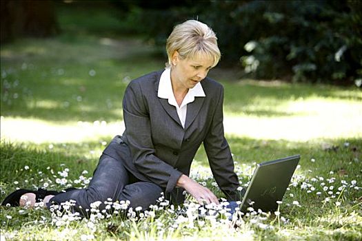 女人,穿,套装,女衫裤套装,职业女性,40多岁,工作,笔记本电脑,公园