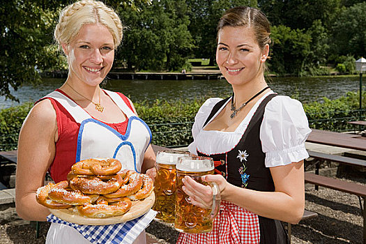 两个,传统,衣着,德国人,女人,椒盐卷饼,啤酒,啤酒坊
