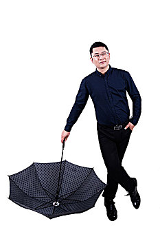拿雨伞的男士