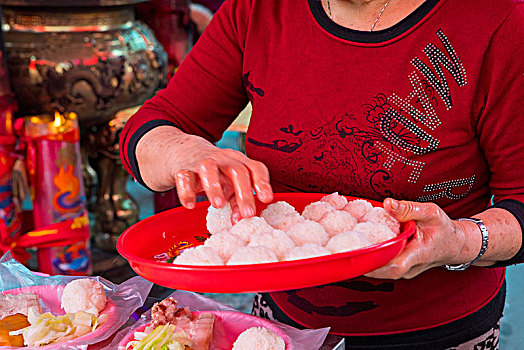 中国传统宗教信仰,礼仪上用的祭品,俗称小三牲中的饭团